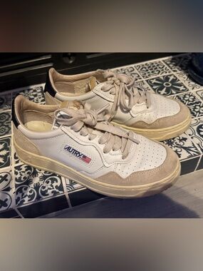 Autry Women's White and Beige Low-Top Sneakers